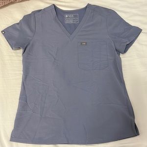 FIGS women’s Catarina one pocket scrub top in size small